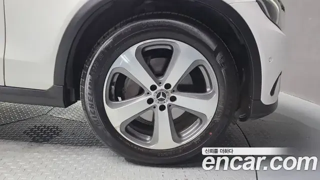 Mercedes-Benz GLC-Class 2019 — Şəkil 9/32