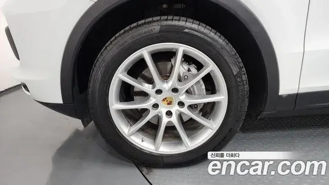 Porsche Cayenne 2020 — ფოტო 11/36
