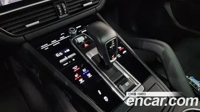 Porsche Cayenne 2020 — ფოტო 17/36