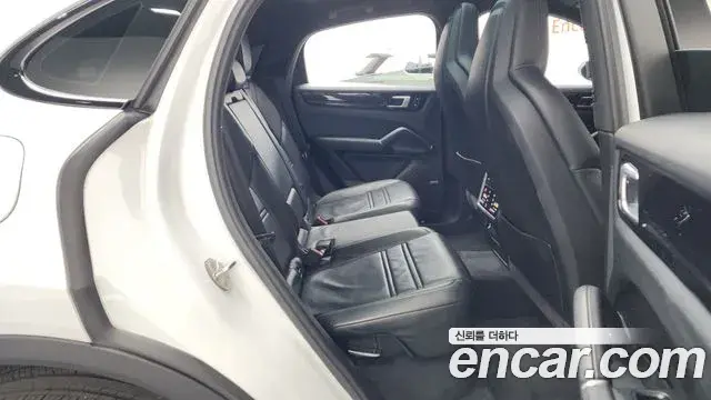 Porsche Cayenne 2020 — ფოტო 26/36
