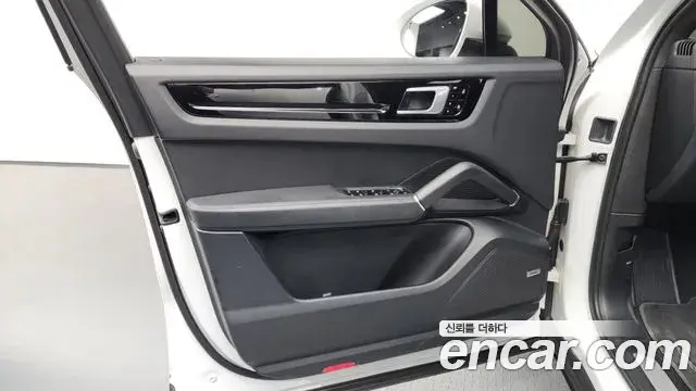 Porsche Cayenne 2020 — ფოტო 28/36