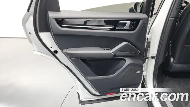 Porsche Cayenne 2020 — ფოტო 4/36