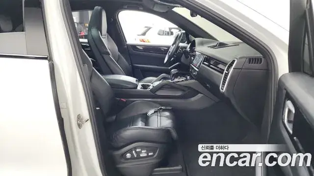Porsche Cayenne 2020 — ფოტო 15/36