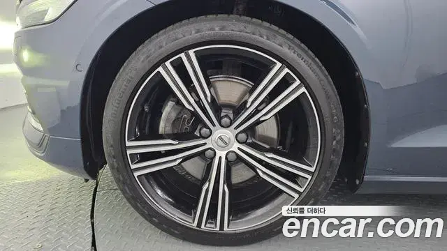 Volvo S60 2021 — Şəkil 12/31