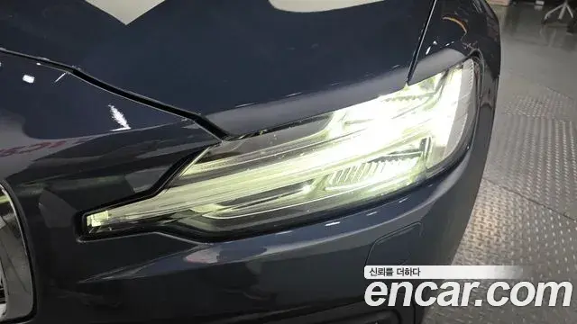 Volvo S60 2021 — Şəkil 17/31