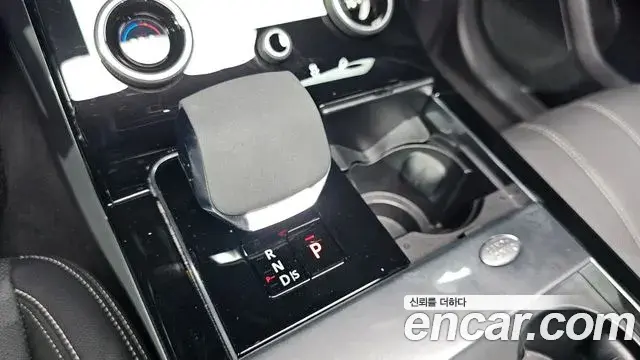 Land Rover Range Rover Velar 2023 — Şəkil 32/33