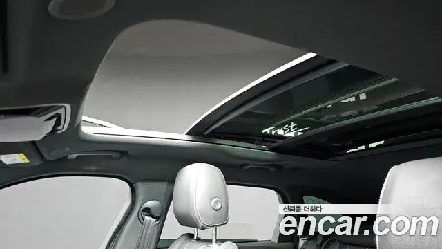 Land Rover Range Rover Velar 2023 — Şəkil 11/33