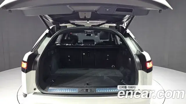 Land Rover Range Rover Velar 2023 — Şəkil 24/33