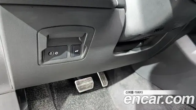 Land Rover Range Rover Velar 2023 — Şəkil 12/33
