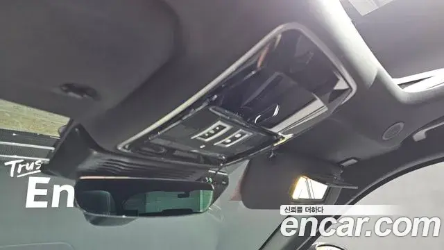 Land Rover Range Rover Velar 2023 — Şəkil 31/33
