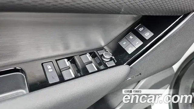 Land Rover Range Rover Velar 2023 — Şəkil 8/33