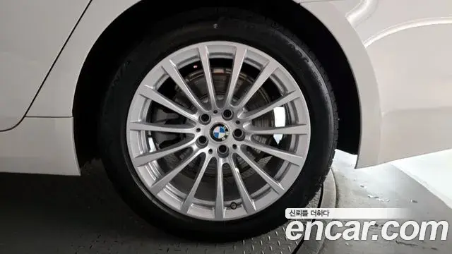 BMW 5 Series 2019 — Photo 23/30