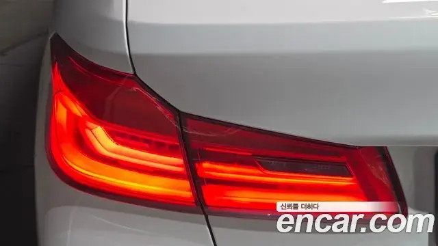 BMW 5 Series 2019 — Photo 17/30