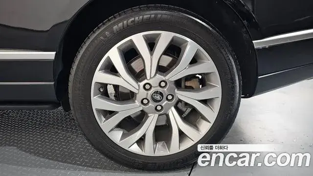 Land Rover Range Rover 2019 — ფოტო 17/46
