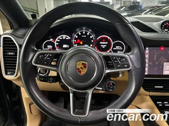 Porsche Cayenne 2021 — ფოტო 8/19