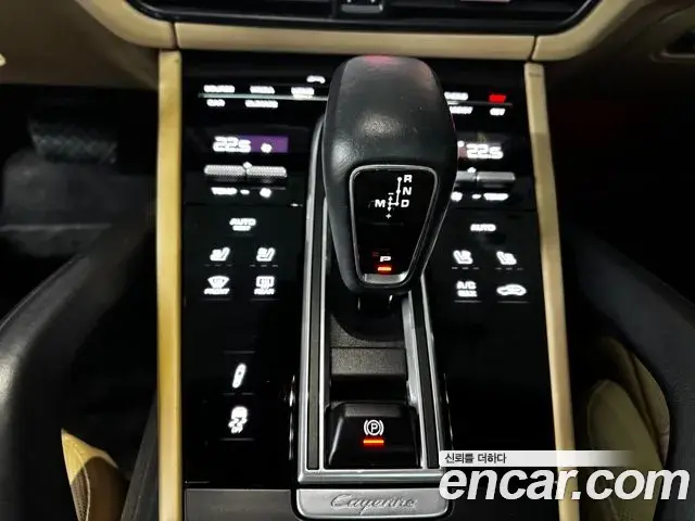 Porsche Cayenne 2021 — ფოტო 17/19