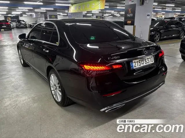 Mercedes-Benz E-Class 2022 — Photo 9/19
