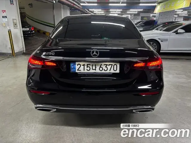 Mercedes-Benz E-Class 2022 — Photo 15/19