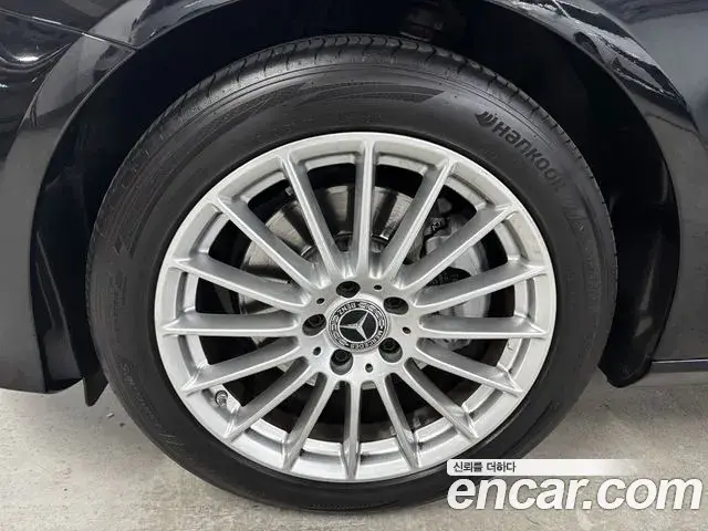 Mercedes-Benz E-Class 2022 — Photo 19/19