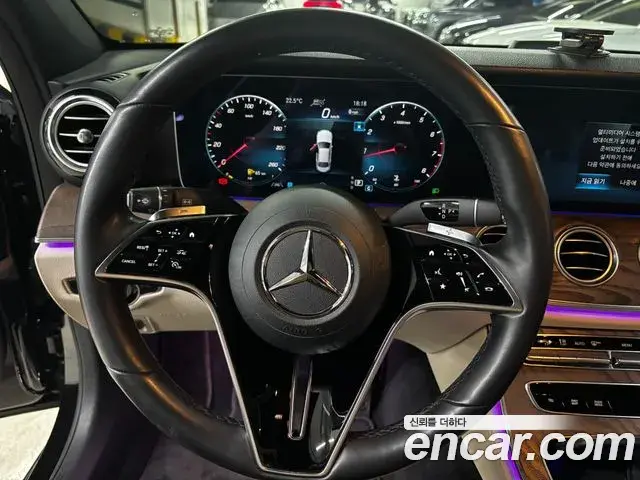 Mercedes-Benz E-Class 2022 — Photo 11/19