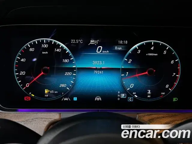 Mercedes-Benz E-Class 2022 — Photo 16/19