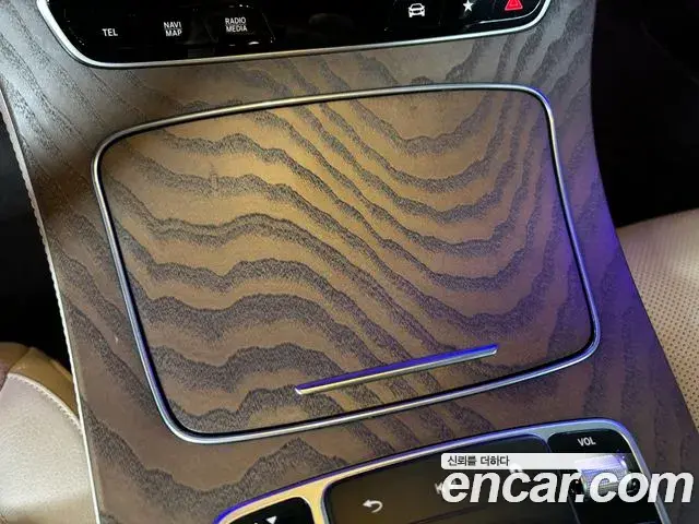Mercedes-Benz E-Class 2022 — Photo 18/19