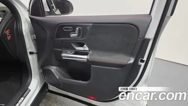 Mercedes-Benz GLA-Class 2021 — ფოტო 17/32