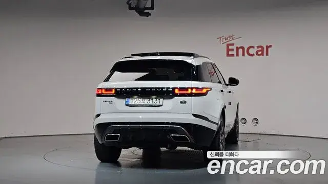 Land Rover Range Rover Velar 2022 — Фото 4/20