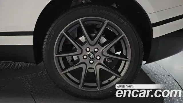 Land Rover Range Rover Velar 2022 — Şəkil 18/37