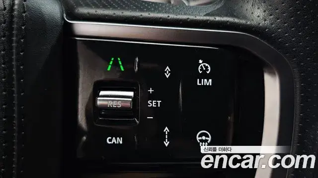 Land Rover Range Rover Velar 2022 — Şəkil 12/37