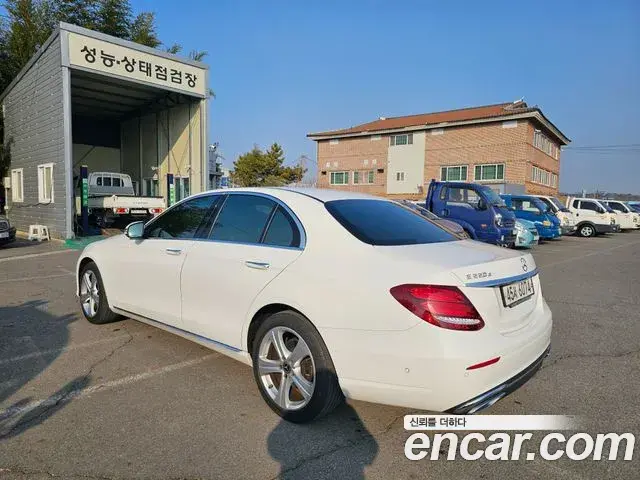 Mercedes-Benz E-Class 2018 — Photo 1/20