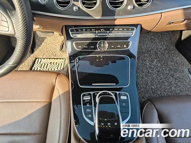 Mercedes-Benz E-Class 2018 — Photo 9/20