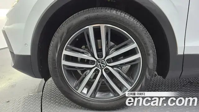 Volkswagen Tiguan 2022 — Photo 9/20