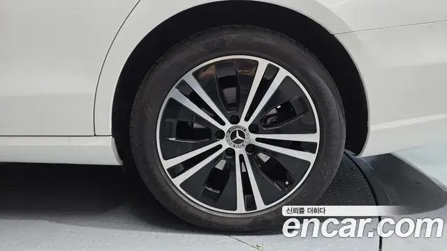 Mercedes-Benz E-Class 2022 — Şəkil 31/33