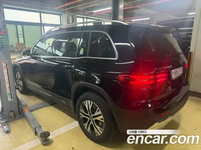 Mercedes-Benz GLB-Class 2025 — Photo 2/10