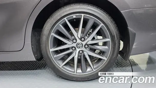 Toyota Camry 2024 — Şəkil 23/33