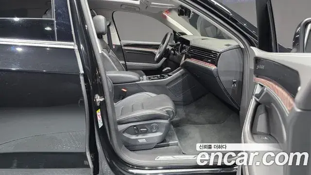 Volkswagen Touareg 2024 — ფოტო 18/34