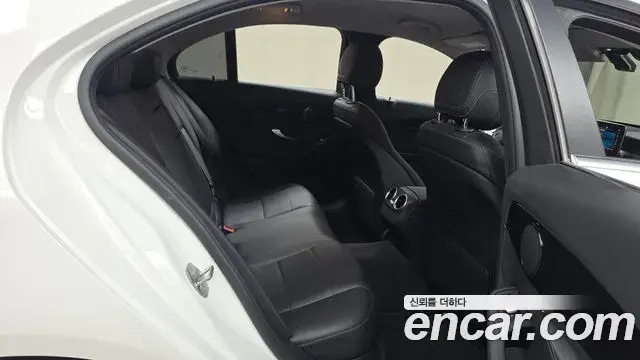 Mercedes-Benz C-Class 2019 — Photo 1/31