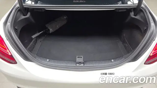 Mercedes-Benz C-Class 2019 — Photo 6/31