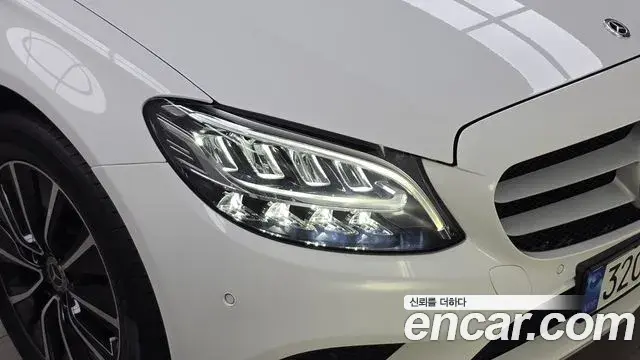 Mercedes-Benz C-Class 2019 — Photo 12/31