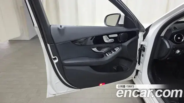 Mercedes-Benz C-Class 2019 — Photo 17/31