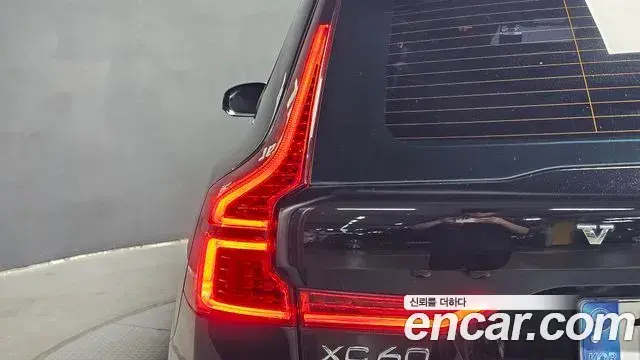Volvo XC60 2021 — Şəkil 29/30