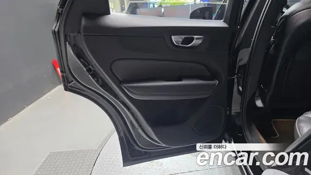 Volvo XC60 2021 — Şəkil 12/30