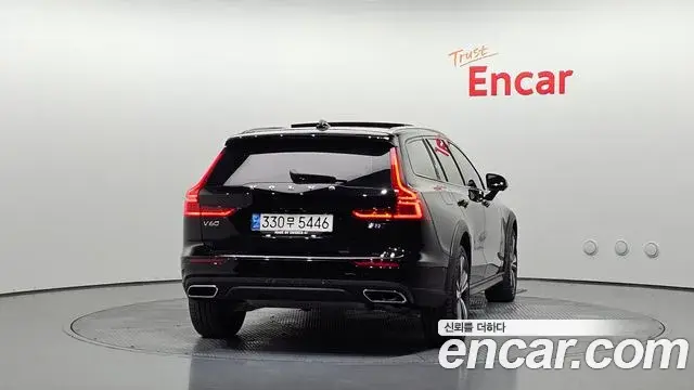 Volvo V60 Cross Country 2021 — Photo 24/34