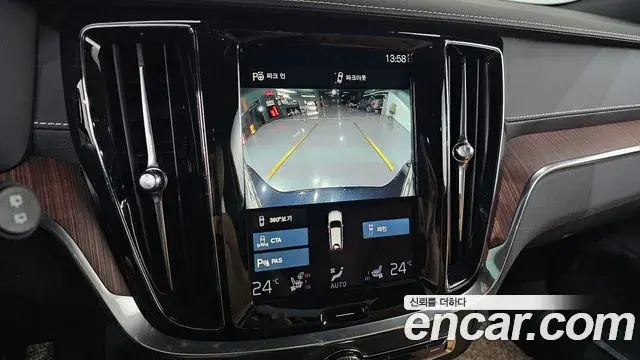 Volvo V60 Cross Country 2021 — Photo 2/34