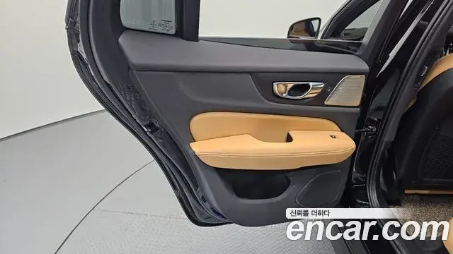 Volvo V60 Cross Country 2021 — Photo 9/34