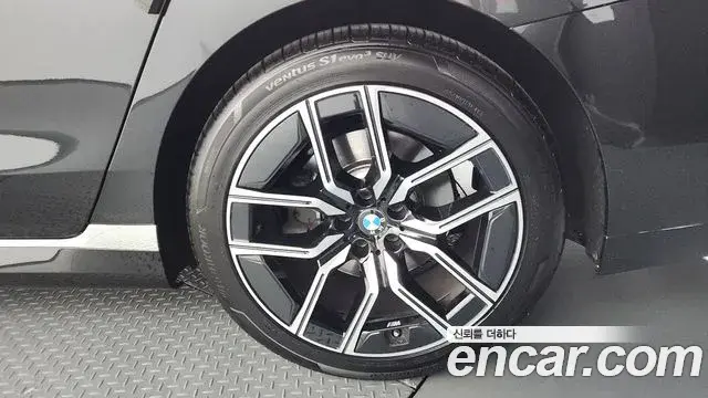 BMW 7 Series 2023 — Photo 29/35