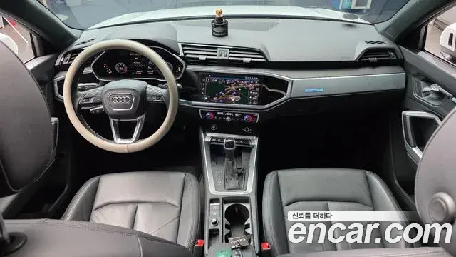 Audi Q3 2023 — ფოტო 26/31