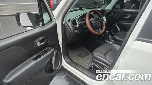 Jeep Renegade 2019 — Фото 8/20