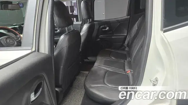 Jeep Renegade 2019 — Фото 11/20